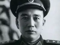 新疆軍區成立時，彭老總兼任司令員，三比特副司令員是誰？什麼軍銜