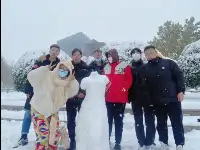 濟南一高校學生用雪堆出“斷臂的維納斯”網友：堆雪人都內卷起來了