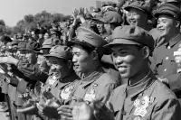 1958年，志願軍首長路過遼寧，意外發現糧倉警衛是個一等功臣