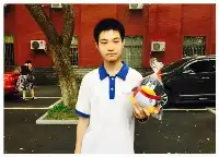 他是湖南高考狀元，8次月考6次第一，兩次第二，最終被清華錄取