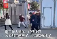 陝西一酒廠剛開門，大群村民就瘋狂沖入搶酒糟，有人摔倒繼續跑