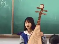 新疆女生課堂彈琵琶解讀《琵琶行》！網友：當年就差個牛同學
