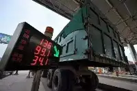 貨車下高速超重司機要求負磅收費站為什麼不敢回應？