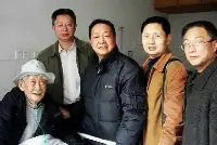 四川老農隱居50年，肺癌住院曝光身份，師領導前來探望：我來晚了