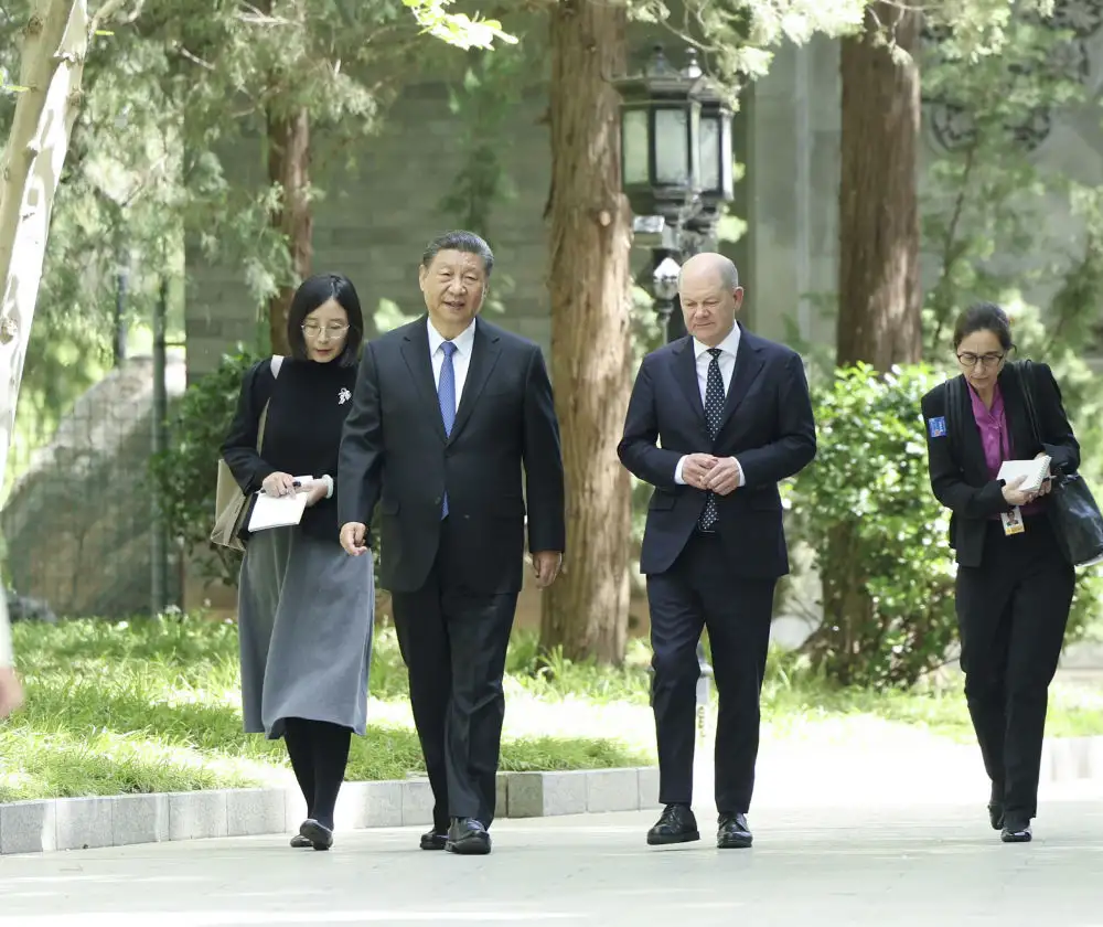 4月16日上午，國家主席習近平在北京釣魚臺國賓館會見德國總理朔爾茨。這是習近平同朔爾茨一起散步。新華社記者丁海濤攝.jpeg