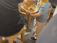 火鍋店老闆讓4歲兒子給候餐客人送荔枝，結果他送遍整個店！網友：格局大了