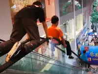 3個男孩將商場3層樓高扶梯當做滑梯玩耍，家長拍照留念：真棒