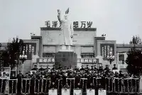 這座草原鋼城，至今留存著6尊毛主席塑像，紀念激情歲月