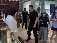 湖北武漢：羅雲熙在商場出現，一路都在和粉絲招手，瘦得令人心疼