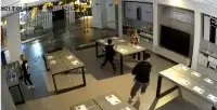 8月30日，廈門5個少年撞進小米手機店，20秒將展桌洗劫一空