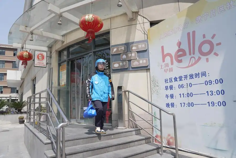 4月10日，武寧片區社區食堂外，外賣小哥正在助老送餐。資料圖片.png