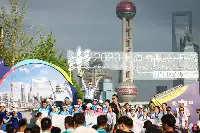 世界各地運動員蘇州河上競技2023上海賽艇公開賽開槳，龔正啟動比賽