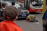 黑龍江一男子下跪“打劫”，過往車輛無一倖免，網友：真丟東北臉