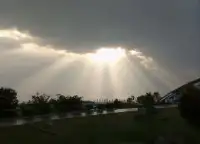 湖南出現“丁達爾現象”，陽光噴射出萬道光芒，這現象是好是壞？