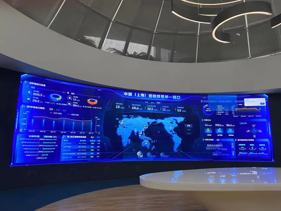 億通國際球廳大屏展示上海“單一視窗”貿易數據。葉宇攝.jpeg