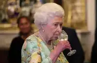 95歲英女王，“戒酒”難消愁