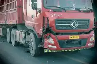 紅寺堡發生一起交通事故，一輛輕型貨車與重型卡車相撞。