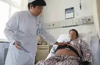 山東38歲高齡產婦生二胎，懷了個雙胞胎，生出來後全家陪著產婦哭