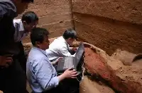 考古隊挖開一座夫妻合葬墓，看到一物趕忙撤出，火速上報中央