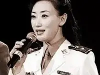 她是原廣東省公安部警花，長相好看氣質出眾，被兩個貪官同時霸佔