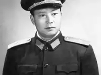 龍飛虎：21歲任周恩來保鏢，曾保護毛澤東入重慶，建國後授予少將