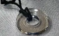 寒酸古墓出土一件透明玻璃環，上面系著根現代的尼龍繩，咋回事？