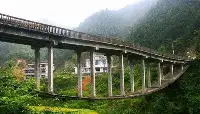 湖南一“倒立的橋”，整座橋沒有任何橋墩，設計者僅國中文化