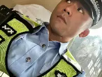 四川“最帥”交警，健身15年練成巨石强森，網友：這身材誰敢惹？