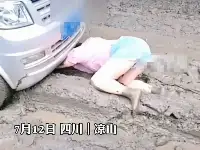 女子跪在泥中綁牽引繩，丈夫卻在車裏無動於衷，網友：為女子不值
