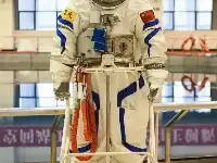 揭秘！神州十二號太空人出艙穿的航太服是湖南這所高校設計的