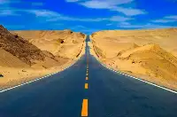 中國修建522公里沙漠公路，兩旁配備108個水井房，究竟有何用處？