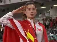 在裡約給冠軍遞國旗的內蒙古女孩楊家玉8月6日沖金！