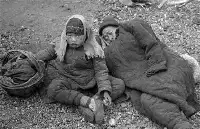 1942年河南饑荒舊照：餓死150萬人，遍地屍體，女子不值一個紅薯