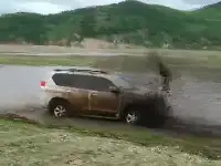 內蒙古男子開車玩越野，穿行河面時不幸溺亡，岸邊車友目睹全過程