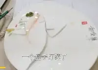 安徽女子在“徽家宴”吃飯打碎一個盤子被索賠120元，拍視頻怒斥