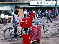 老照片：80年代的長春，買沙發用自行車馱回去