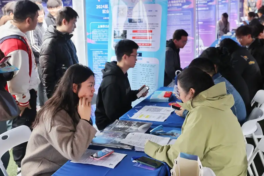 昨天，2024上海高校畢業生就業實習招聘會在上海工程技術大學舉行。圖為求職大學生和用人單位代表在洽談。.jpeg