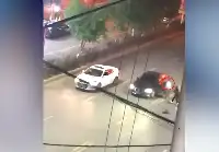 遼寧一醉酒男子當街行兇，拎包猛砸過往車輛，被一拳打倒後悲劇了