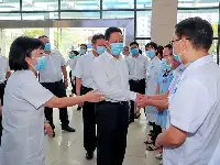 楊興平副省長在瀘州看望慰問醫務工作者