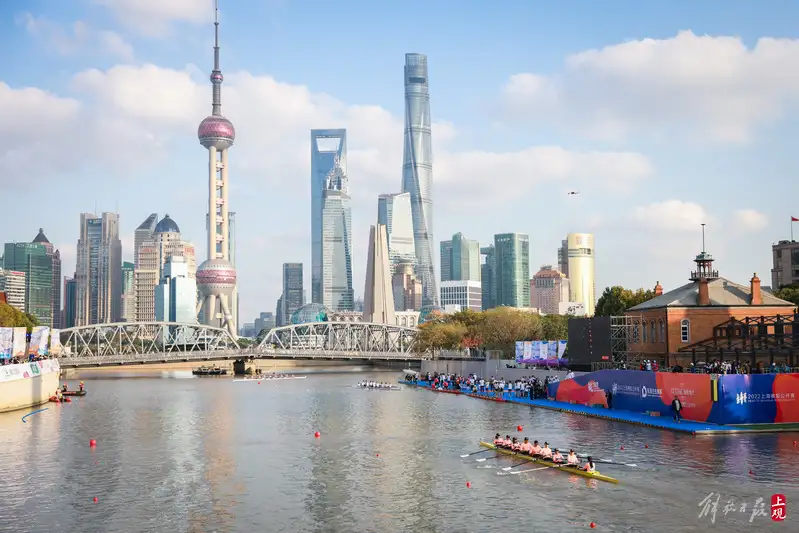 昨天，2022上海賽艇公開賽在蘇州河上開槳啟航。記者海沙爾攝.jpg