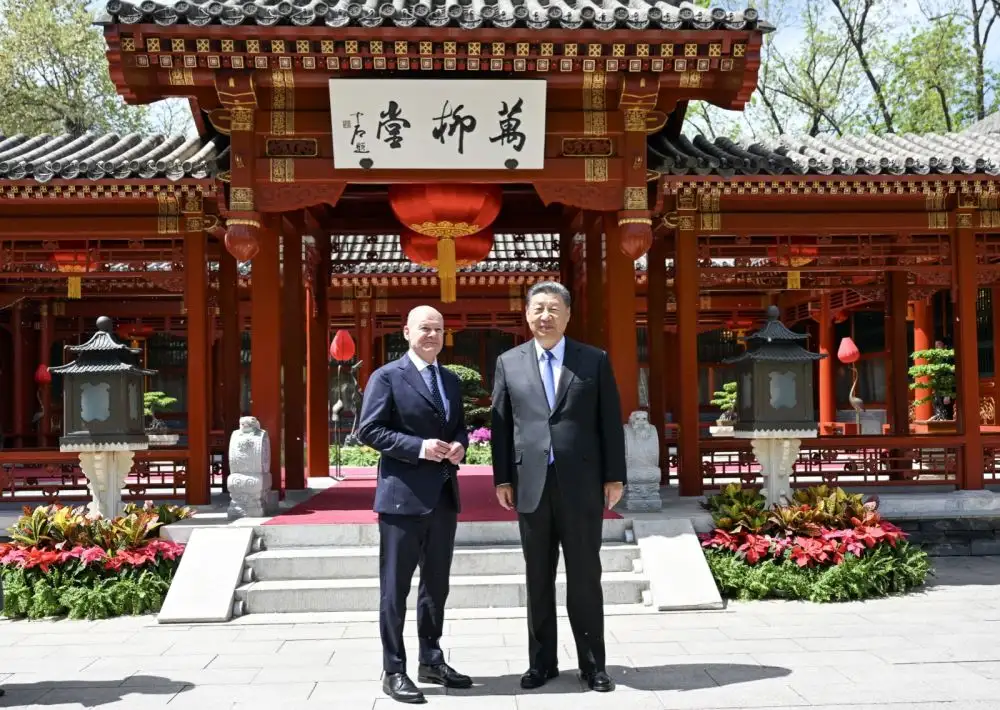 4月16日上午，國家主席習近平在北京釣魚臺國賓館會見德國總理朔爾茨。這是習近平同朔爾茨合影。新華社記者謝環馳攝.jpeg