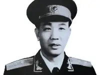 他主政中國最大省20年，55年授中將，晚年當副主席，兒子是將軍