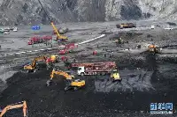 青海柴達爾煤礦事故救援現場已展開打鑽工作